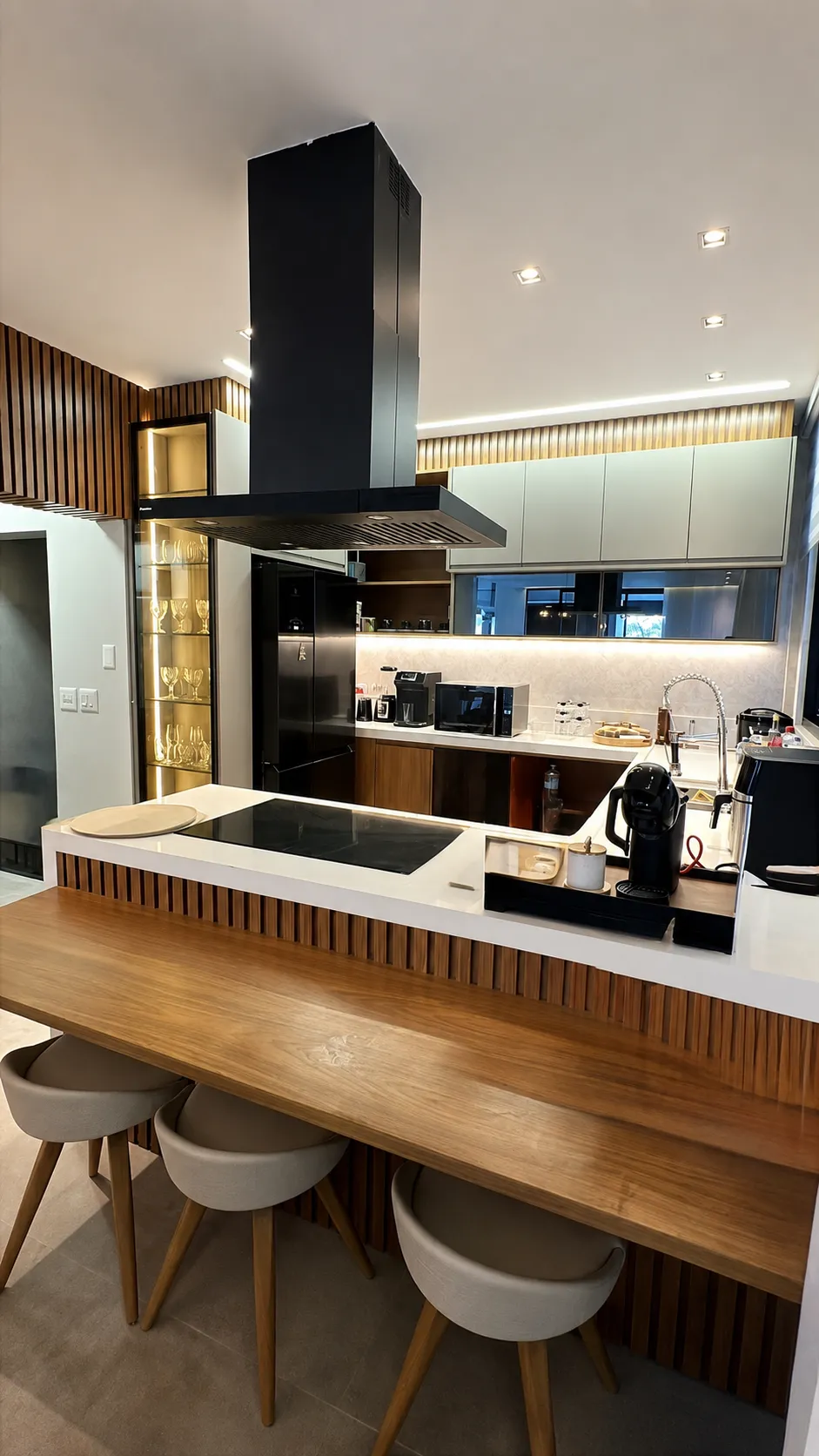 Cozinha planejada Onofre com cooktop, ilha e coifa preta