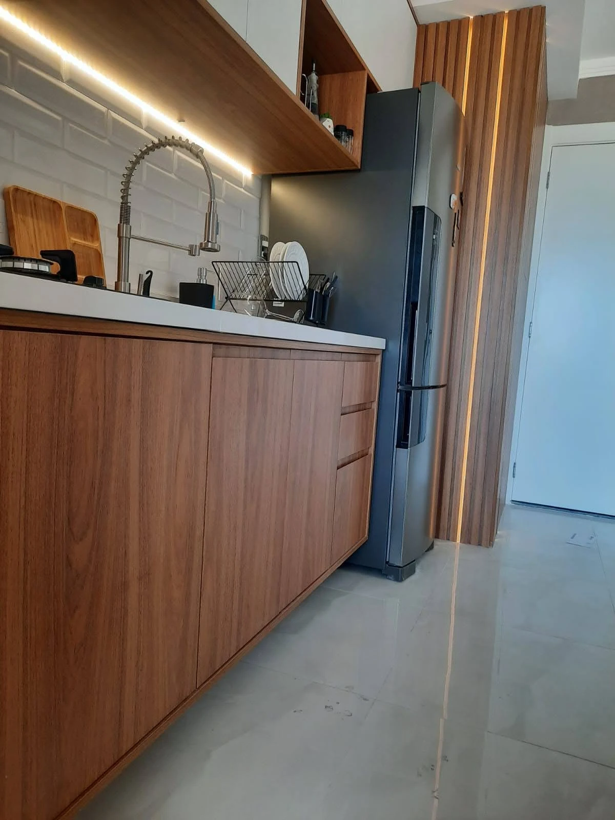 Cozinha planejada Onofre instalada com marcenaria sob medida e geladeira embutida