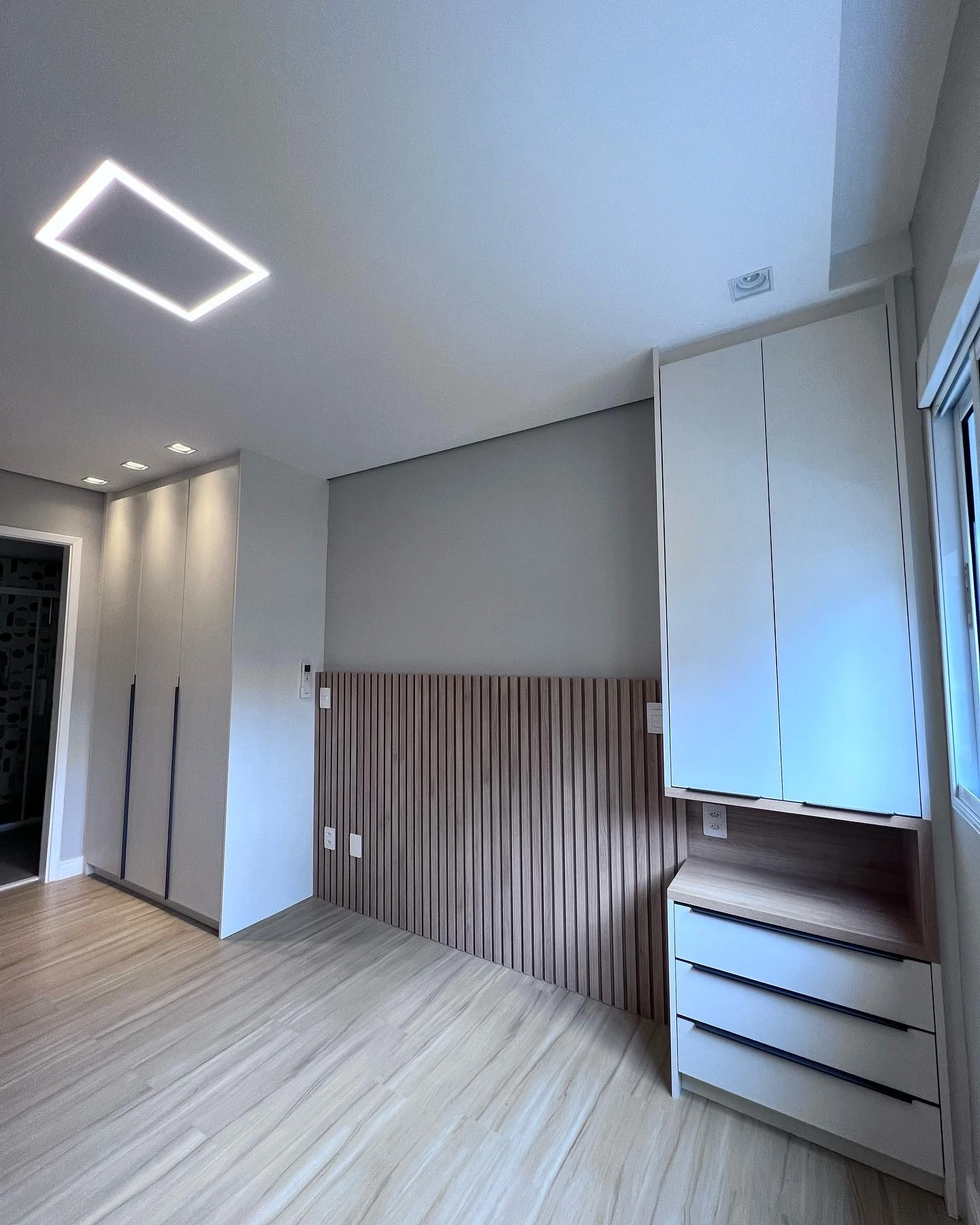 Dormitório planejado Onofre com painel ripado e guarda-roupa